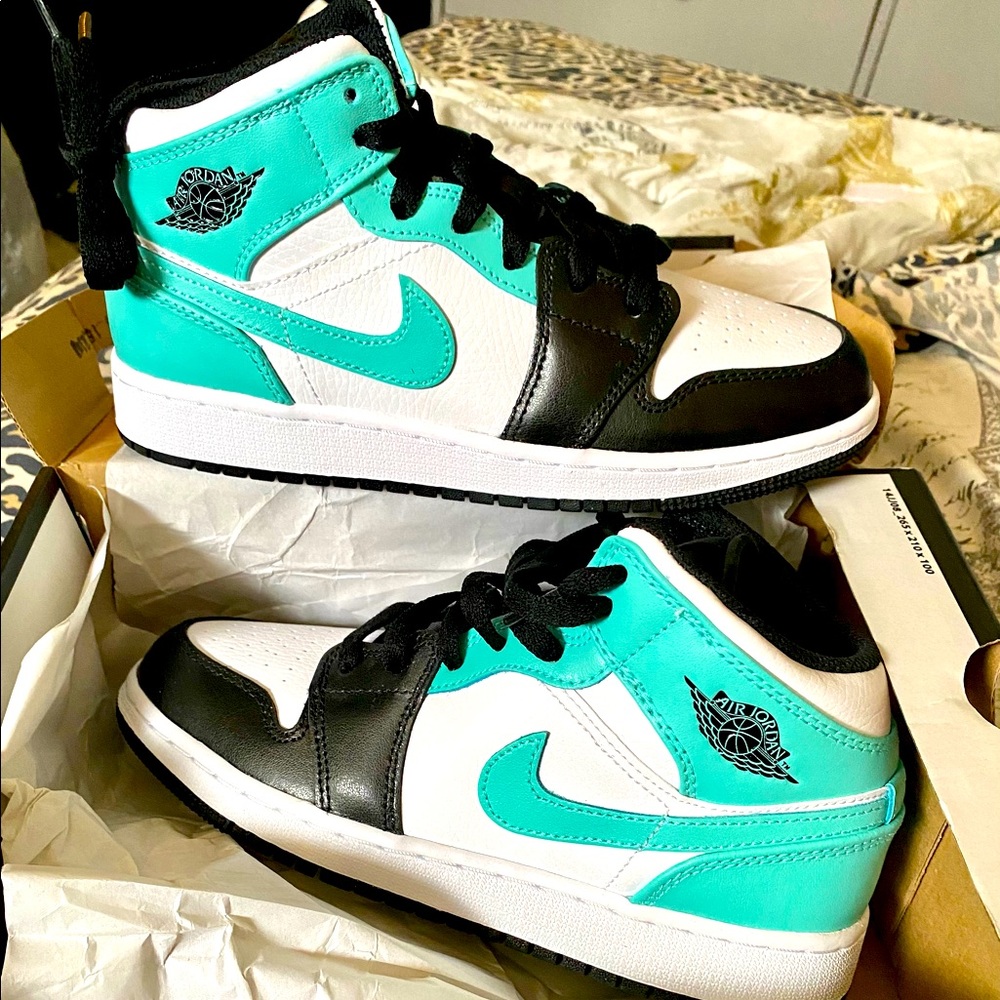 Jordan 1 mids white/tropical twist-black